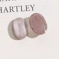 Makroaufnahme von ovalen Glitzer-Resin-Cabochons mit rosa Perlglanz-Finish für Ohrringe - Hellviolett