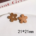 Nahaufnahme brauner 21mm Beflockungs- und Lederblumenanhänger für DIY Schmuckzubehör - Hellkaffee Blume
