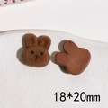 Detaillierte Makroansicht eines 18x20mm braunen beflockten Kaninchen-Accessoires für DIY-Schmuck - Dunkelkaffee Hasenkopf