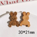 Detailansicht der 30x21mm braunen beflockten Hasen-Bastelanhänger für DIY - Hellkaffee Stehender Hase
