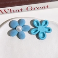 Detail der blauen beflockten Blütenanhänger mit Perlenzentrum für DIY-Schmuck - Blau