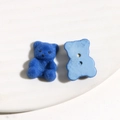 Detail van blauwe geflokte berenbedeltjes met textuur en gaten voor DIY-sieraden maken - Lichtblauw
