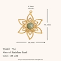 Dettaglio del ciondolo a fiore in acciaio placcato oro 18K con pietra verde centrale - Ciondolo Fiore in Pietra Naturale