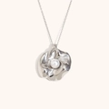 Zilveren bloem hanger ketting met centrale witte parel en fijne schakelketting - Parel Bloem Hanger-Staal