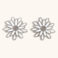 Minimalistische weiße Emaille Gänseblümchen Ohrstecker mit Silberbeschichtung auf Beige - Silber