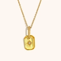 18K vergoldete Halskette mit gelbem Acrylstern-Anhänger auf beigem Hintergrund - Gelber Edelsteinstil (Gold-8)