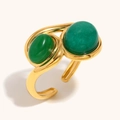 Anello aperto placcato oro 18K con due pietre preziose verdi su sfondo crema chiaro - Due Gemme Verdi