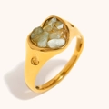 Détail de la bague coeur plaquée or 18 carats avec incrustation de pierres naturelles - US 6 / Or Blanc