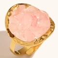 Bague ouverte en pierre rose naturelle avec finition martelée plaquée or 18 carats - Pierre Concassée Rose