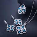 Detailopname van S925 zilveren sieradenset met blauwe edelstenen en bloemmotieven - Zee-Blauw (Maat 6)