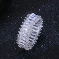 Gros plan sur bague en argent sertie de zircons cubiques taille baguette et ronde - Taille US 6