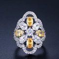 Macro-opname van zilveren ring met gele edelstenen en florale pavé-zetting - Maat 6 / Geel