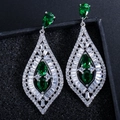 Detalle de pendientes de esmeralda de lujo con micropavé de circonitas AAA en montura plata - Verde
