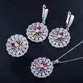Macro-opname van meerkleurige zirkoon bloemensieradenset met ketting, ring en oorbellen - US 6 / Kleurrijk