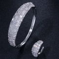 Elegante zilveren sieradenset met brede armband en ring bezet met baguette-zirkonia - Maat 7 / Zilver