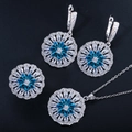 Platte lay-out van bloemen zirkonia sieradenset met blauwe en witte steentjes - US 6 / Hemelsblauw
