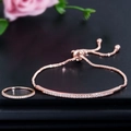 Dettaglio del set bracciale e anello in oro rosa con zirconi cubici micro-pavimentati - Taglia 6 / Oro rosa