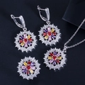 Makro-Detail des bunten AAA-Zirkon-Blumenschmucksets mit Halskette und Ring - bunt
