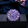 Detalle macro de un elegante anillo floral con piedras de circonita AAA moradas - Talla 6 / Púrpura