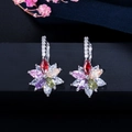 Détail des boucles d'oreilles fleuries en zircon multicolore et monture argentée - Coloré