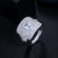 Macro-opname van zilveren ring met grote rechthoekige zirkoon en pavé-zetting - Maat 6 / Wit