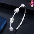 Moderne geometrische open armband in zilveren afwerking met AAA-zirkonia-stenen - Bangle / Platina