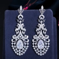 Pendientes de novia S925 largos con circonitas en forma de gota sobre terciopelo - Platino