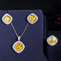 Detail van luxe sieradenset met vierkante gele zirkoon, inclusief ketting en ring - US 6 / Platina Geel