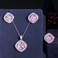 Gedetailleerd overzicht van roze zirkoon sieradenset met halo-ontwerp op displays - US 6 / Zilver Roze