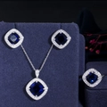 Detail van de sieradenset met blauwe zirkoon op een donkerblauwe fluwelen display - US 6 / Zilver Blauw