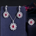 Detail van bruidssieradenset met rode ovale stenen en zirkonia bloembladontwerp - Platina Rood (Maat 6)