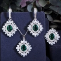 Luxe sieradenset met groene ovale edelstenen en kristallen op een fluwelen standaard - Zes / Groen