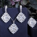 Zilveren sieradenset met zirkoon ketting oorbellen en ring op fluwelen standaard - Zes / Wit