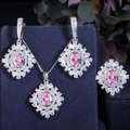 Elegante zirkoon ketting set met roze kristallen oorbellen en ring op fluwelen houder - Roze