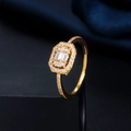 Macro-opname van goud vergulde achthoekige halo ring met baguette en pavé zirkonia - Maat 6 / Goud