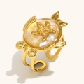 Detailansicht Fischring mit Seestern auf Perlmutt und hochwertiger 18K Goldbeschichtung - Muschel Seestern Fisch Stil / Offen Verstelbar