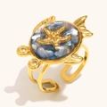 Detail eines fischförmigen Goldrings mit schillernder Muscheleinlage und kleinem Seestern - Blaue Muschel Seestern Fisch Stil / Offen Verstelbar