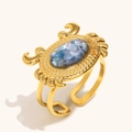 Detailansicht des Krabbenrings mit 18K Goldbeschichtung und Muscheleinlage - Blauer Stein Krabbe Stil / Offen Verstelbar