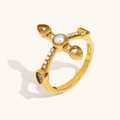 Anillo de cruz en acero inoxidable chapado en oro de 18K con perla y piedras de gota - US 6 / Diseño de cruz / Dorado