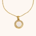 Halskette aus 18K vergoldetem Edelstahl mit Muschel-Inlay und Pavé-Zirkon-Rundanhänger - Gold