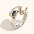Anello minimalista in acciaio inossidabile bicolore argento e oro con design scultoreo - US 6 / Bicolore oro e argento