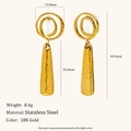 Dettaglio degli orecchini in acciaio inossidabile placcato oro 18K con peso e dimensioni - Orecchino a Bottone Spirale Piccola Barra d'Oro - Oro