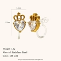 Detalle macro de pendientes de clip en acero chapado en oro 18K con circón de corazón - Pendiente de Botón Corona Mini Strass - Dorado