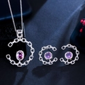 Macrodetail van de verzilverde sieradenset met paarse edelstenen en witte zirkoonaccenten - Paars