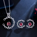 Detailweergave van sieradenset met rode edelsteen ketting en oorbellen in zilveren finish - Rood