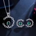 Verzilverde sieradenset met groene smaragd hanger ketting en bijpassende oorknopjes - Groen