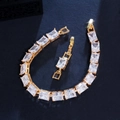 Dettaglio del bracciale placcato oro con zirconi AAA quadrati e maglia di chiusura extra - Bianco