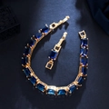 Dettaglio di zirconi blu rettangolari su una maglia di bracciale placcata in oro 18K - Blu