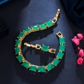 Dettaglio di gemme rettangolari verde smeraldo incastonate in bracciale placcato oro 18K - Verde