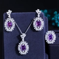 Vista macro del set di gioielli in zaffiro viola con ciondolo, orecchini e anello d'argento - Viola